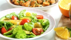 Salad bơ cam như một bản giao hưởng rau quả nhiệt đới, màu sắc bắt mắt mà hương vị cũng thật sự thơm ngon. Món salad rất phù hợp để làm một món ăn nhẹ giữa buổi, chiều lòng chiếc bụng đang đói của bạn mà vẫn đảm bảo tốt cho sức khỏe và không làm tăng cân, ngoài ra còn có tác dụng đẹp da nữa. Hãy lưu lại công thức và thực hiện cùng với Cooky bạn nhé!