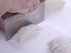 Rắc ít bột khô ra mặt phẳng như mặt bàn, mặt thớt hoặc mặt mâm rộng. Lấy bột ra nhồi lại thêm 5-8 phút rồi mới lăn bột thành dải dài. Cắt bột thành 15-20 phần nhỏ đều nhau. Viên tròn từng phần bột rồi dùng thanh cán bột cán mỏng. Gắp một ít nhân bánh, cho vào giữa rồi nhấc mép, bao kín lại. Lần lượt cho đến hết phần bột.