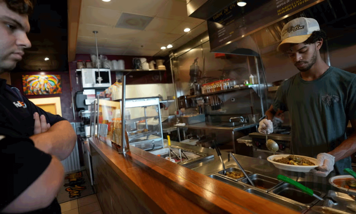 Contratación en pequeñas empresas cae 6.7%: Estrategias corporativas ante el aumento de aranceles