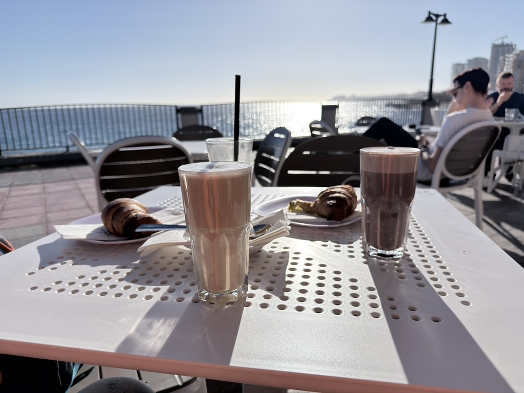 Café y bollería frente al mar en Sliema antes del regreso