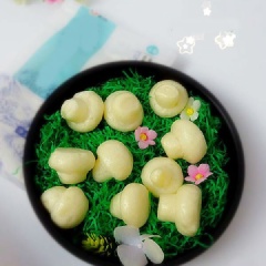 Cho bánh vào nồi hấp, hấp khoảng 15 phút cho đến khi bánh chín, tắt bếp, hấp thêm khoảng 3 phút nữa (nếu được). Lấy bánh ra và thưởng thức.
