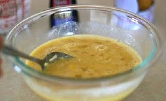 Trong 1 tô lớn, cho trứng gà, nước cốt dừa, sữa tươi, 60gr đường trắng, 1/2 muỗng cà phê muối, vani vào, khuấy đều.