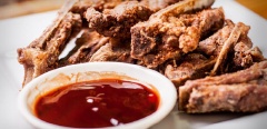 Thưởng thức sườn nướng cùng loại nước chấm bạn yêu thích.