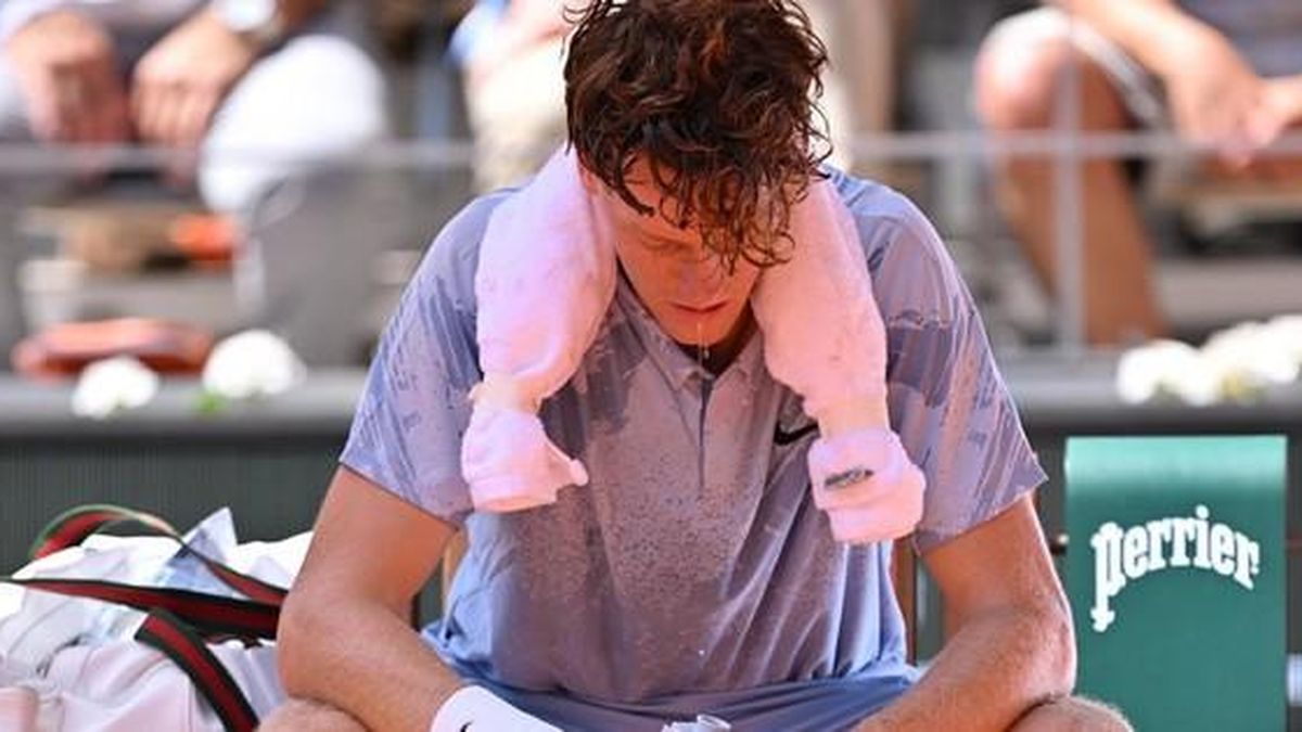 Sinner gục ngã ngay vòng 2 Roland Garros - Báo Người Lao Động