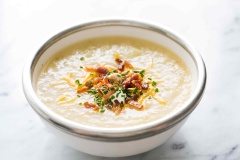 Múc súp ra bát và thưởng thức. Bạn có thể rắc thêm phô mai, kem chua hay hành lá băm lên mặt súp để tăng thêm hương vị nha. Nếu có em bé quá nhỏ thì bạn xay nhuyễn súp nhất có thể nhé.