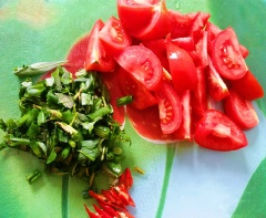 Cá mua làm sạch, bỏ ruột, rửa sạch, để ráo nước, rồi tẩm với 1/2 muỗng cà phê muối, 1/4 muỗng cà phê tiêu trong khoảng 10 phút cho ngấm gia vị. Cà chua thái múi cau, hành lá, rau răm, thì là, ớt thái nhỏ.