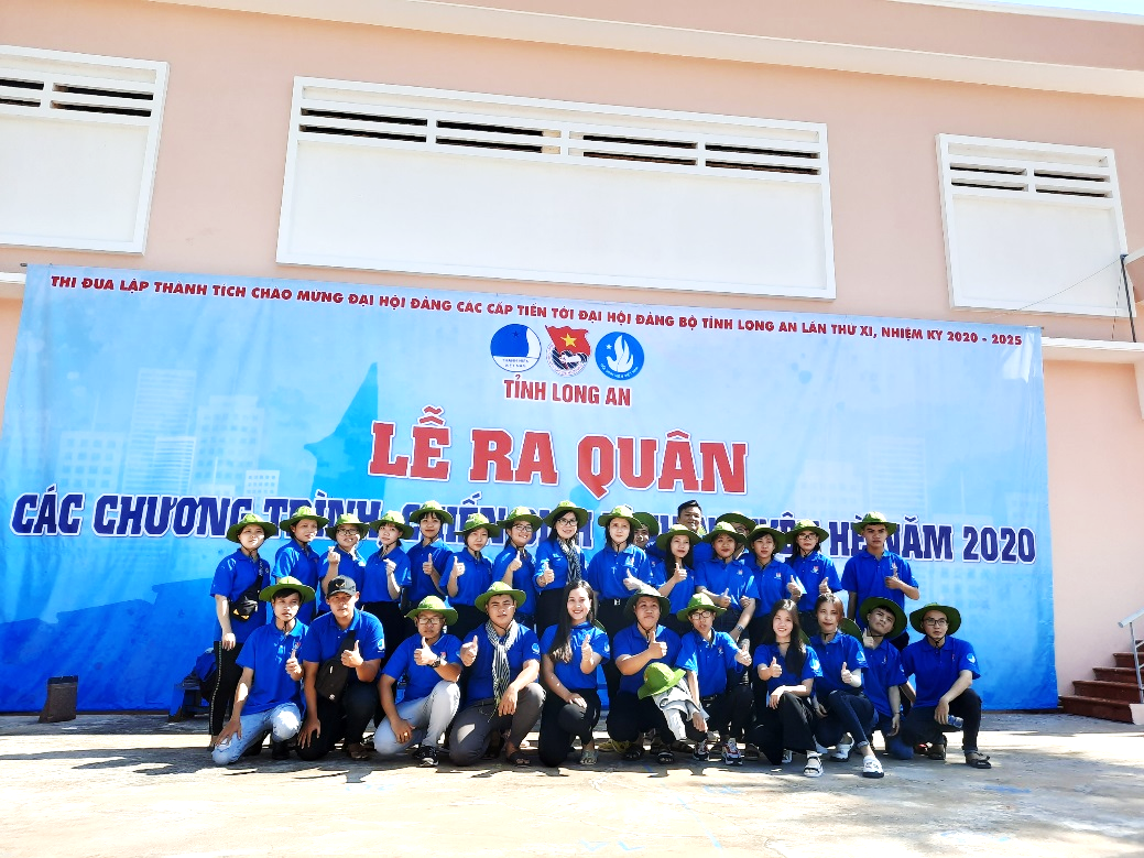 Đoàn viên, sinh viên DLA phấn khởi tại lễ ra quân chiến dịch