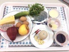 Tôm tươi bóc vỏ, bỏ đầu và đuôi, rạch bỏ chỉ đen, cắt thành hạt lựu. Thơm, chả lụa, thanh long, táo, lê, dưa leo cắt hạt lựu nhỏ.