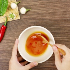 Pha nước mắm trộn gỏi: Khuấy tan vào chén nhỏ 3 muỗng canh đường, 3 muỗng canh nước mắm, 1 muỗng canh nước lọc, 2 muỗng canh nước cốt tắc. Sau đó cho vào 20gr tỏi băm và 20gr ớt băm.