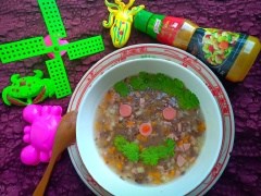 Súp đặc lại thì múc ra tô, trang trí dễ thương và đút cho bé ăn.