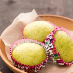 Lấy bánh ra, để nguội và thưởng thức. Mùi thơm của bột matcha, ngọt của bánh, mềm mềm ăn rất ngon!