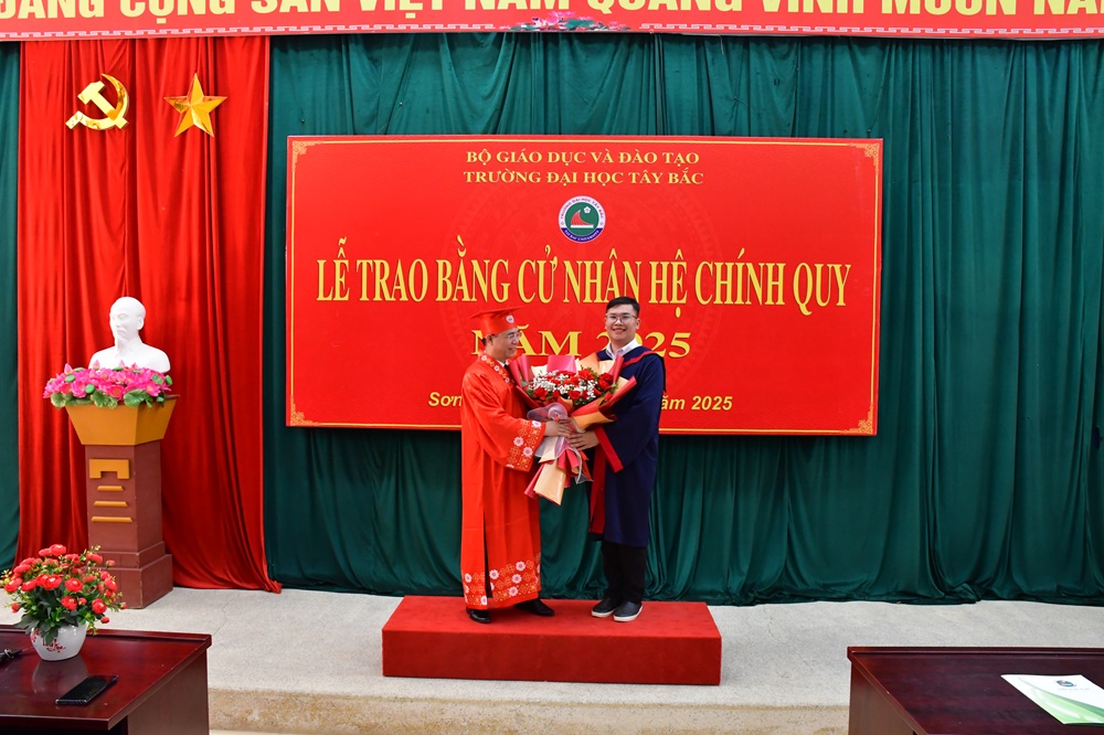 Lễ trao bằng Cử nhân hệ Chính quy đợt 1 năm 2025 tại Trường Đại học Tây Bắc