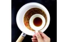 Nêm 3 muỗng canh đường trắng, 2 muỗng canh nước mắm, khuấy cho tan đường. Nếm lại sốt me cho vừa ăn.