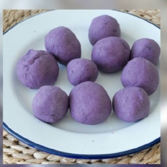 Cho 60g bột gạo vào tô cùng 200g khoai lang tím đã luộc chín, nhiền nhuyễn mịn. Chế nước vào từ từ và nhào đến khi nào thành khối bột dẻo mịn. Bạn nhớ canh mức độ để không khiến bột quá khô hay quá ướt nha. Sau đó chia bột thành từng viên tròn đều nhau.
