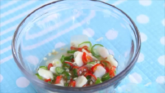 Khuấy tan đường rồi cho ớt xanh đỏ và tỏi cắt lát vào chén nước đường. Tiếp tục khuấy đều.