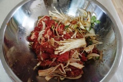 Ướp thịt bò với 1 muỗng cà phê bột gừng, 3 muỗng canh rượu soju, trộn đều để khử mùi tanh của thịt Sau đó, cho rau củ và hỗn hợp sốt ướp đã chuẩn bị ở trên cùng thịt trộn với dầu mè. Ướp tối thiểu khoảng 2 tiếng đồng hồ.