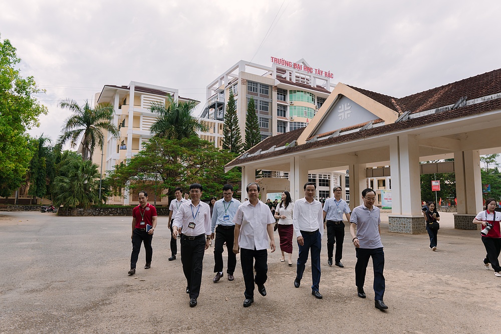 Đồng chí Nguyễn Kim Sơn,  Bộ trưởng Bộ Giáo dục và Đào tạo đến thăm và làm việc tại Trường Đại học Tây bắc