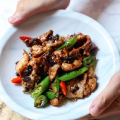 Cho thịt ra dĩa và ăn cùng cơm nóng rất ngon. Thịt heo xào ớt tương đen mang hương vị đậm đà và phong cách ẩm thực Trung Hoa nên ăn cùng cơm là ngon nhất nha. Còn chờ gì mà không nhanh tay lưu lại công thức này nào.