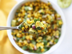 Salad bơ bắp mỹ vừa có vị bùi bùi, thơm lừng, chút giòn ngọt của bắp kèm theo vị chanh chua chua chắc chắn là món ăn kiêng hấp dẫn cho chị em đấy. Chúng ta hãy nhanh chóng lưu ngay công thức lại và làm ăn nhé.