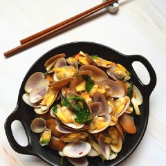 Nghêu hoa xào cay thơm với những con nghêu tươi roi rói, chín dai ngọt, quyện cùng gia vị chua chua, cay cay, ăn chơi ngon miệng. Những lúc rảnh rỗi có thể làm ngay món này cho những buổi tụ họp gia đình nhé!