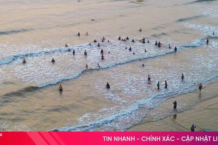 Người dân, du khách thích thú tắm biển từ sáng sớm - Báo Hà Tĩnh
