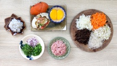 Trộn nhân nem cua bể: cho tất cả vào chung 1 tô để trộn nhân. Phần nhân này sẽ gồm 250gr thịt cua, 150gr thịt tôm, 150gr thịt băm, 2 lòng đỏ trứng gà, 30gr miến tàu ngâm nở, 30gr nấm mèo ngâm nở, 30gr cà rốt, 30gr củ sắn, 30gr giá đỗ, 15gr hành lá và 15gr ngò rí cắt nhỏ, 1 muỗng canh nước mắm, 1 muỗng cà phê hạt nêm, 1 muỗng cà phê tiêu. Trộn đều tất cả cho nhân hòa quyện với nhau.