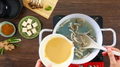 Cho nước dùng Dashi và nước luộc nghêu vào chung một nồi, thêm 5gr gừng băm, 2gr rong biển khô và 100gr nấm linh chi vào nồi đun sôi. Lúc này tắt bếp, múc nước canh ra chén pha loãng 7gr tương miso rồi cho ngược hỗn hợp lại vào nồi.