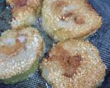 Bắc chảo chừng hai muỗng canh dầu ăn lên bếp, dầu nóng cho bánh tét lên chiên vàng đều hai mặt.