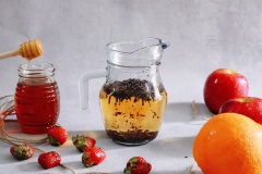 Cho trà đen lá vào nước ấm. Ngâm trong vòng 15-20 phút thì lọc bã trà giữ lại phần nước. Nếu không có nhiều thời gian ngâm trà, bạn có thể nấu trà và nước sôi trên bếp trong vòng 5 phút.