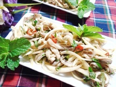 Cho bao tử trộn ra đĩa. Vị chua chua, cay cay và giòn giòn của bao tử, hành tây sẽ làm bữa cơm gia đình thêm hấp dẫn.