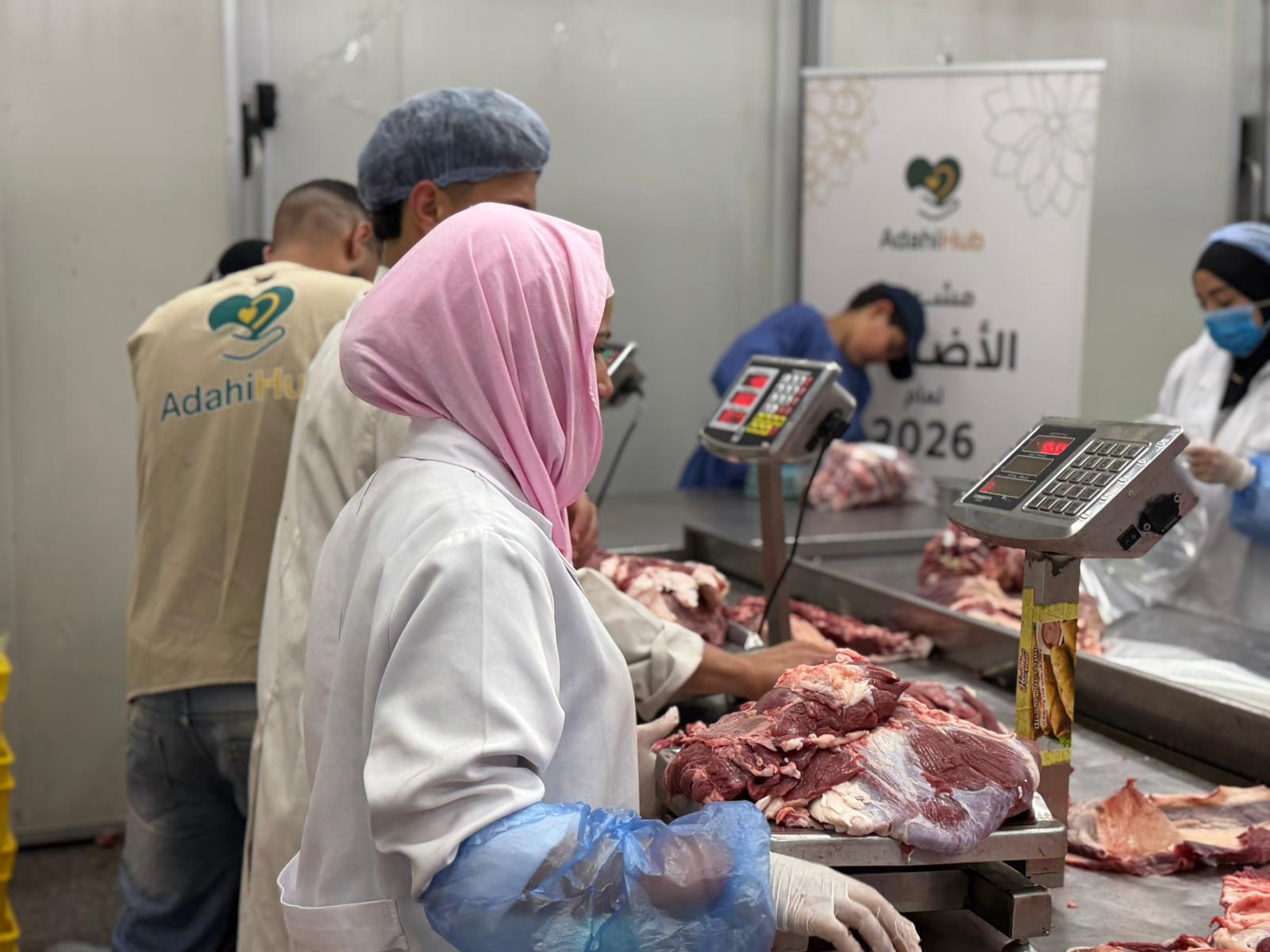 L'équipe AdahiHub prépare de la viande de Qurbani pour la distribution en Égypte