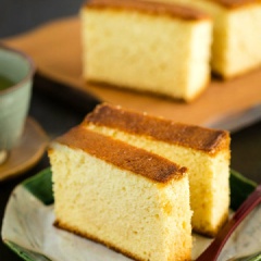 Cắt lát và thưởng thức thôi nào. Bánh nướng nở xốp, ngọt diu, hương cam thơm ngon giúp món bánh thêm phần hấp dẫn.
