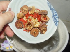 Đun nồi sôi nổi bột trắng thì thêm vào gừng lát và đầu hành boa rô thái khúc. Tiếp đến thêm vào táo gai khô, câu kỹ tử, hạt hồ đào. Hầm lửa nhỏ cho đến khi thịt cừu chín mềm, nêm thêm ít muối, tắt bếp.