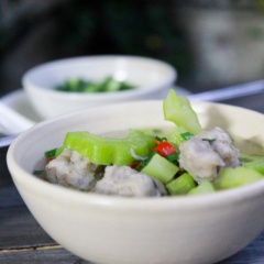 Thêm một ít hành lá vào nồi canh rồi múc ra tô. Món canh Khổ qua chả cá thác lác của chúng ta đã hoàn thành rồi đấy. Ăn thôi!!!!