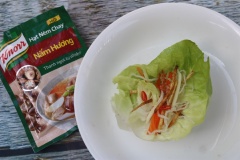 Mình thích dùng những chiếc lá xà lách giòn lớn, còn nguyên để gói gỏi thủy tinh, chấm cùng nước sốt trộn gỏi ăn vừa giòn, vừa mát!