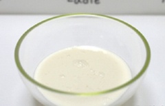 Hòa tan 30gr bột mì với 1/2 chén nước, khuấy đều trong tô.