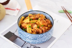 Múc gà kho tàu hũ ky ra tô và dùng với cơm trắng sẽ rất ngon. Những miếng thịt đùi gà kho chín mềm béo, tàu hũ ky dai bùi bùi, ngấm đều gia vị mặn ngọt, cực thơm ngon. Với món gà kho tàu hũ ky này hứa hẹn bữa cơm gia đình sẽ trở nên đặc sắc và ngon miệng hơn hẳn nhé.