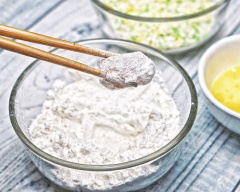 Đánh tan trứng gà. Cho cá hồi ra khỏi tủ lạnh, lăn cá qua lần lượt bột chiên giòn, trứng gà rồi bột chiên xù. Cho dầu vào nồi hoặc chảo, khi dầu sôi vặn nhỏ lửa lại rồi cho cá hồi đã tẩm bột vào chiên. Khi cá chín vàng giòn thì vớt cá hồi ra rồi thấm bớt dầu thừa.