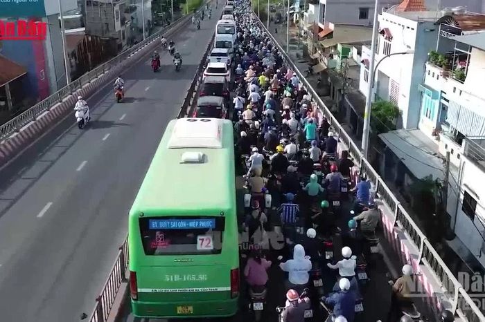 Tấm thép 10 tấn đè bẹp đầu xe tải, tài xế tử vong, giao thông tê liệt - Báo Nhân Dân