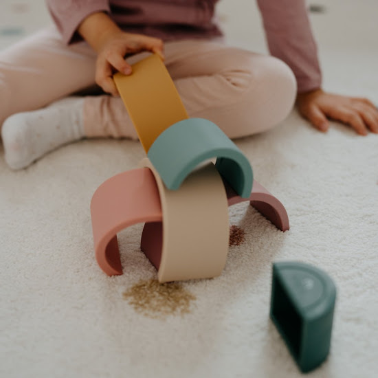 Силиконовая пирамидка PETITE&MARS Rainbow Misty Green 12м+