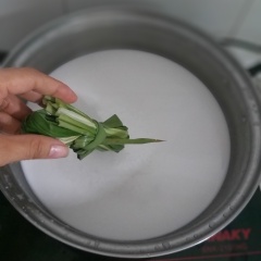 Tách lá dứa ra thành từng lá, rửa sạch, để ráo. Bật bếp, lấy 1 cái nồi bắt lên bếp. Đổ toàn bộ nước cốt dừa vào nồi, lá dứa bó lại, cho vào nồi cốt dừa để cốt thơm hơn.