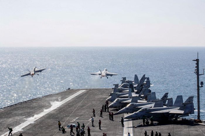 Mỹ công bố video tiêm kích F/A-18 cất cánh từ tàu sân bay - Tạp chí Tri thức