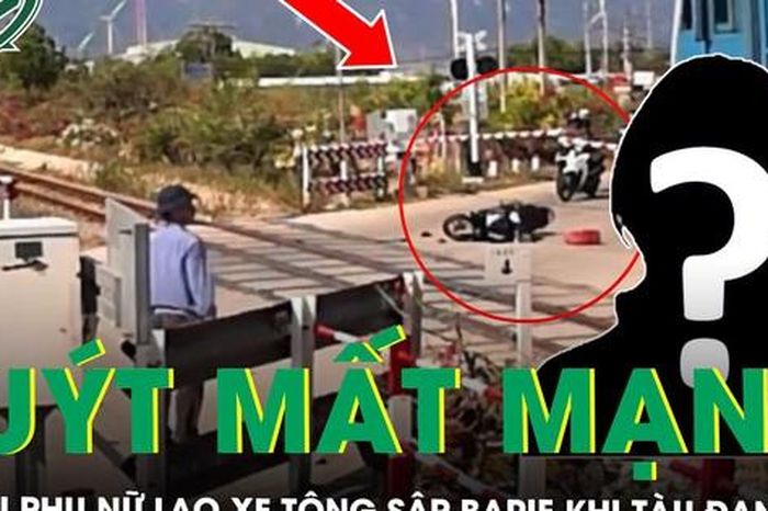'Thót tim' khoảnh khắc người phụ nữ lao xe vào rào chắn đường sắt khi tàu đang đến gần, suýt mất mạng - Báo Sức Khỏe &amp; Đời Sống