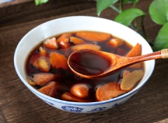 Múc chè khoai lang gừng đường nâu ra chén, dùng nóng. Món chè với khoai chín bùi dẻo, gừng thơm cay và nước đường ngọt thanh, có được màu nâu huyền trông ngon miệng hơn. Thích hợp dùng làm món ăn tráng miệng cho những ngày lạnh.