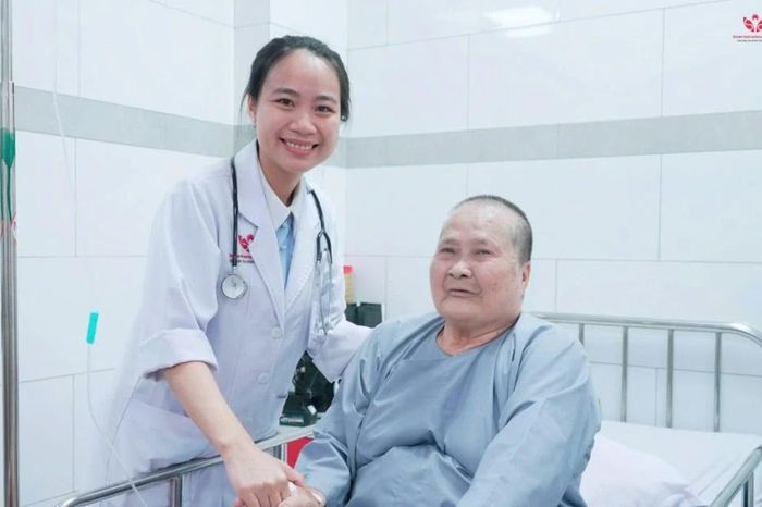 Gắp thành công hạt hồng xiêm mắc trong phổi cụ bà suốt hơn 2 tháng - Báo Tri thức &amp; Cuộc sống