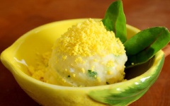 Sau cùng cho thêm 2 muỗng canh sốt mayonnaise vào rồi đảo đều. Để hỗn hợp ở ngoài cho nguội rồi để vào tủ lạnh. Dùng khi salad còn lạnh. Bạn có thể rắc một ít phô mai bột lên trên nếu thích ăn béo nhé.