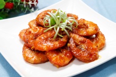 Bày trí tôm sốt chua ngọt ra đĩa, thêm ít hành lá, dùng nóng với cơm rất ngon. Món này dùng để thay đổi khẩu vị cho cả nhà vào cuối tuần thì ngon hết biết luôn nhé!