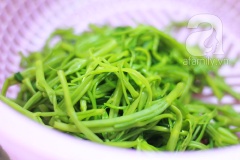 Rau chín, vớt ra cho vào tô nước lạnh, rồi vớt ra để ráo.