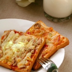 Bày trí ra đĩa là có ngay món pizza bánh mì gối thơm ngon, bổ dưỡng.