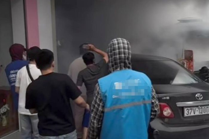 Ô tô bốc cháy sau khi lao vào ki ốt, người dân đập kính cứu tài xế - Báo Pháp Luật TP.HCM